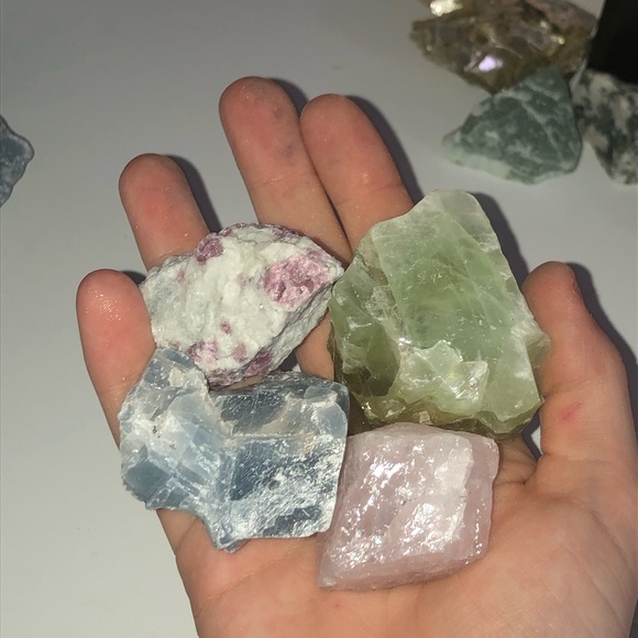 Four medium sized raw crystal set🤍 - Picture 2 of 2